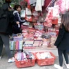 Nhiều bạn trẻ tự mua các nguyên liệu làm bánh hoặc chocolate cùng các hộp quà tặng để dành tặng "nửa kia" của mình. (Ảnh: Hương Nam/Vietnam+)
