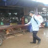 Phun thuốc khử trùng tiêu độc tại điểm bán gia cầm chợ Giếng Vuông (Lạng Sơn). (Ảnh: Thắng Trung/TTXVN)