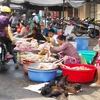 Gà thịt và gà sống chưa rõ nguồn gốc được bày bán tại chợ Long Xuyên-An Giang. (Ảnh: Công Mạo/TTXVN)