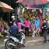 Các cửa hàng hoa tươi nhộn nhịp người mua dịp 8/3. (Ảnh: Nam Giang/Vietnam+)