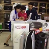 Gian hàng máy hút ẩm thu hút người mua. (Ảnh: Vũ Hương/Vietnam+)
