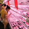 Người tiêu dùng lựa chọn sản phẩm thịt tại siêu thị. (Ảnh minh họa. Nguồn: PV/Vietnam+)