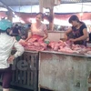 Người tiêu dùng mua thịt lợn tại chợ Hoàng Văn Thái, Hoàng Mai, Hà Nội. (Ảnh: Thanh Tâm/Vietnam+)