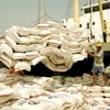 Bốc xếp gạo xuất khẩu tại cảng Sài Gòn. (Ảnh: Đình Huệ/TTXVN)
