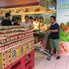 Người tiêu dùng lựa chọn mua trứng tại siêu thị. (Ảnh: Thanh Tâm/Vietnam+)