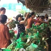 Người tiêu dùng mua sắm nhộn nhịp trong ngày đầu khai mạc Tuần lễ nhãn lồng Hưng Yên tại Hà Nội. (Ảnh: Thanh Tâm/Vietnam+) 