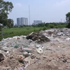 Khu vực đồng Sét xóm Án thuộc xã Tân Triều bất ngờ biến thành bãi tập kết rác thải, phế thải vật liệu xây dựng từ nhiều nơi đổ về. (Ảnh: Minh Sơn/Vietnam+)