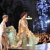 [Photo] Hoàng Thùy Linh lần đầu "catwalk" với váy dạ hội bằng hoa hồng