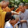 [Photo] Nghẹn ngào nước mắt và nụ cười hạnh phúc ngày Phật tử xuất gia