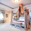 Phòng ngủ phong cách hoàng gia ở Hà Nội Deawoo. (Ảnh: ChiLê/Vietnam+)