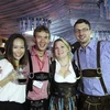 Các thực khách cùng chung vũ điệu với bia Đức. (Ảnh: JW Marriott Hanoi)
