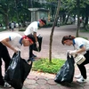 Hàng trăm sinh viên tham gia nhặt rác hưởng ứng ngày Du lịch Thế giới. (Ảnh: Dự án EU)