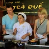 Du khách quốc tế trải nghiệm cảm giác tự tay chế biến ẩm thực địa phương ở Trà Quế, Hội An. (Ảnh: Xuân Mai/Vietnam+)