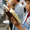Các chúng thanh niên tham gia một buổi cầu Kinh ở chùa Phật Quang. (Ảnh: Xuân Mai/Vietnam+)