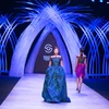 ‘Mélange Des Sens'-'Sự hòa quyện mùi hương' của nhà thiết kế Sebastian Gunawa (Indonesia) là show diễn mở màn đêm thứ hai Vietnam International Fashion Week diễn ra tối qua, 15/10. (Ảnh: BTC)