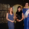 Đại diện khách sạn JW Marriott Hanoi nhận giải do World Travel Awards trao tặng, tại Hong Kong cuối tháng Mười vừa qua. (Ảnh: JW Marriott)