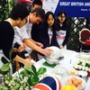 Đại sứ Anh tại Việt Nam trổ tài thi làm bánh. (Ảnh: Mai Mai/Vietnam+)