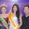 Lan Khuê cùng đương kim Hoa hậu Hòa bình quốc tế và Chủ tịch cuộc thiMiss Grand International, ông Nawat Itsaragrisil.(Nguồn ảnh: BHD)