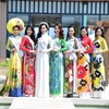 Các thí sinh Việt kiều khoe sắc với áo dài truyền thống. (Ảnh: BTC)