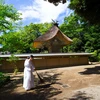 Quét dọn là một trong những công việc hàng ngày của mỗi Miko ở đền thờ Thần Oarai. (Ảnh: Như Nam)