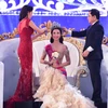 Tân Hoa hậu nhận vương miện từ ban tổ chức. (Ảnh: BTC)