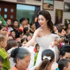 Tân Hoa hậu Mỹ Linh tặng quà cho các em nhỏ bị bệnh hiểm nghèo. (Ảnh: Chí Linh)