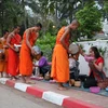 Đoàn tham gia tìm hiểu văn hóa khất thực ở Lào. (Ảnh: CTV)
