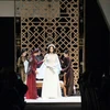 Diễn viên Chiều Xuân và Ngọc Trinh xuất hiện trên sàn diễn thời trang trong vai 'mẹ chồng nàng dâu.' (Ảnh: BTC)