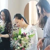 MC Minh Trang (áo trắng) mải miết với việc sáng tạo một bó hoa màu pastel cho mùa hè. Cô cũng được biết đến là người truyền cảm hứng cho rất nhiều bà mẹ. (Ảnh: BTC) 