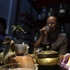Với Việt Hùng, làm trà cũng là một pháp tu. (Ảnh: Tố Linh/Vietnam+)