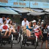 Khách quốc tế thích thú khám phá tour chợ quê của người dân bản địa ở Nha Trang. (Ảnh: Herbert Ypma)