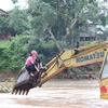 Thí sinh Hoa hậu Việt Nam vượt suối đến với bà con bản Nịu. (Ảnh: Viết Quý)