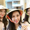 Các thí sinh quốc tế thích thú với món quà là chiếc nón lá Việt Nam. (Ảnh: NVCC)