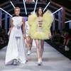 Nhà tạo mốt Thổ Nhĩ Kỳ phá cách giày thể thao với váy thướt tha