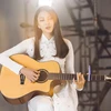 Thùy Tiên tự chơi đàn và thể hiện ca khúc "Bonjour Vietnam" trong clip. (Ảnh: BTC)