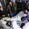 Thủ tướng Ai Cập Mostafa Madbouli (thứ 2, phải) và Bộ trưởng Y tế Hala Zayed (phải) tới bệnh viện ở quận Al-Haram thăm nạn nhân người Việt bị thương trong vụ xe chở khách du lịch trúng bom ở tỉnh Ginza chiều tối 28/12/2018. (Ảnh: AFP/TTXVN)