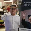 Một khách hàng nhí tỏ ra 'nghiêm túc' khi vừa được cắt kiểu đầu giống nhà lãnh đạo Triều Tiên Kim Jong-un. (Ảnh: Minh Sơn/Vietnam+)
