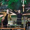 Sân khấu ngoài trời tại Quảng trường 10/3 rộng hơn 2.500m giữa đại ngàn Tây Nguyên Hoa hậu H’Hen Nie dẫn đầu đoàn xe công nông tiến vào mở màn chương trình. (Ảnh: Kiếng Cận/Vietnam+)