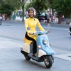 Hoa hậu H’Hen Niê khiến khán giả bất ngờ và thích thú khi mặc áo dài, tự lái chiếc xe máy kiểu dáng cổ điển trên phố. (Ảnh: Thiên An/Vietnam+)