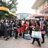 Rất đông người dân đến từ sớm xếp hàng mua vé giá rẻ.(Ảnh: PV/Vietnam+)