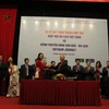 Đại diện Kênh Truyền hình Vietnam Journey và đại diện Hiệp Hội Du lịch Việt Nam tại buổi lễ ký kết. (Ảnh: Vi Phong/Vietnam+)