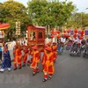 Đoàn rước trong nghi thức Lễ tế Tổ bách nghệ và Lễ rước tôn vinh nghệ nhân, làng nghề tại Thừa Thiên-Huế, trên đường Lê Lợi. (Ảnh: Hồ Cầu/TTXVN)