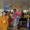 Bộ trưởng Bộ Phật giáo Sri Lanka Gamini Jayawickrema cảm động trước sự đón tiếp nồng hậu của Phật giáo nước chủ nhà tại sân bay sáng 11/5. (Ảnh: PV/Vietnam+)