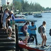 Lữ hành đưa khách nước ngoài xuống bến Ninh Kiều đi thăm chợ nổi Cái Răng, Cần Thơ. (Ảnh: Xuân Mai/Vietnam)