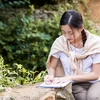 Lương Thùy Linh và bức thư viết tay đầy tâm huyết ngay trên quê hương Cao Bằng. (Ảnh: CTV/Vietnam+)