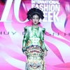 Hoa hậu Đỗ Mỹ Linh hóa ''Mỵ Châu'' kiều diễm trên sàn diễn thời trang