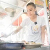 [Photo] Á hậu Kim Duyên giản dị phụ gia đình bán cơm ngày về thăm nhà