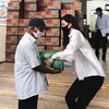 [Photo] Hoa hậu Khánh Vân cùng mẹ trao quà cho người dân khó khăn