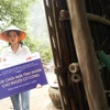 [Photo] Hoa hậu Khánh Vân lội đất đi thăm bà con nghèo Long An