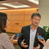 Đại biểu Đỗ Văn Sinh trao đổi với phóng viên bên hành lang Quốc hội. (Ảnh: Xuân Mai/Vietnam+)